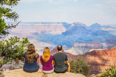 Découvrez la transition du désert aux forêts de pins, flânez parmi les roches rouges de sedona et admirez le grand canyon. transport en petit groupe, guide et prise en charge à l’hôtel inclus.