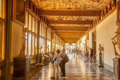 Explore a galeria uffizi em florença com guia particular, evite filas e aproveite as obras-primas do renascimento no seu ritmo. entrada reservada e fones inclusos.