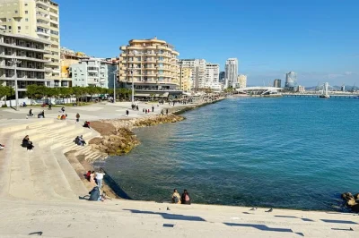Parti da tirana, scopri l’anfiteatro romano di durres, sali sulle torri antiche e rilassati sulla spiaggia di golem o passeggia sulla promenade vollga. incluso il trasferimento dall’hotel.