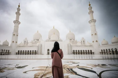 Découvrez abu dhabi en une journée depuis dubaï. visitez la grande mosquée sheikh zayed, le louvre, ferrari world et savourez un buffet traditionnel. réservez vite.