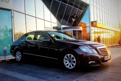 Reserva un traslado privado desde el aeropuerto de cracovia hasta tu hotel. disfruta de un viaje cómodo en un mercedes con conductor que habla inglés. precio fijo, sin cargos ocultos.