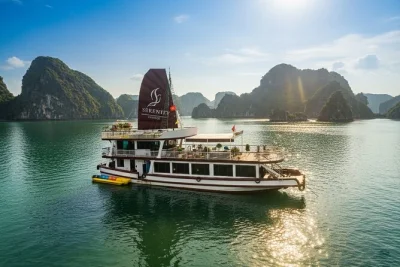 Descubre la bahía lan ha en una excursión desde hanoi o cat ba: recorre cuevas en kayak, nada en playas tranquilas y disfruta un almuerzo de mariscos frescos en un crucero boutique con traslado incl