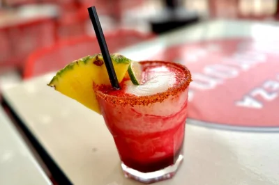 Recorre roosevelt row en phoenix con un guía local, probando tacos sonorenses, pizza artesanal y más. incluye 7 paradas de comida, paseos de arte y punto de encuentro céntrico.