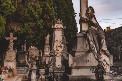 Descubre las leyendas encantadas de dubrovnik en un tour al atardecer: visita el acantilado de boninovo, el parque gradac, antiguas prisiones y termina en la puerta de pile con guía local incluido.