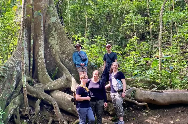 Floresta tropical de Manta com cultura, comida e vida selvagem