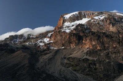 Siente la altura en la ruta lemosho del kilimanjaro, camina con guías expertos, duerme en tiendas especiales y disfruta de hotel antes y después—traslado al aeropuerto incluido.