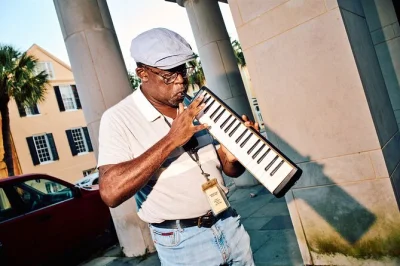 Charleston entdecken: auf der 2-stündigen black history tour mit historiker damon fordham erfährst du vergessene geschichten. city market, old slave mart & waterfront inklusive. jetzt buchen!