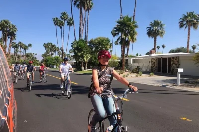 Descubre el encanto de palm springs recorriendo en bici o coche las casas de celebridades, guiado por locales. incluye snacks, agua y opciones flexibles de tour.