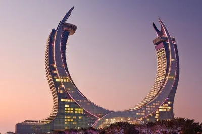 Scopri i contrasti di doha con un tour privato: passeggia nel souq waqif, ammira l’arte di katara e visita la marina di the pearl. include guida, trasferimenti e bevande.