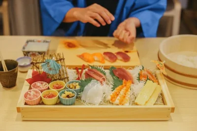 Apprenez à faire des nigiris près de tokyo tower avec un chef local anglophone. atelier pratique, dégustation de sushi et costumes japonais en option.