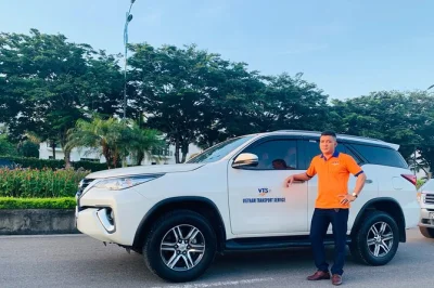 Hanoi, transfert privé aéroport vers centre-ville avec chauffeur local, accueil personnalisé et assistance 24/7. tous frais inclus pour une arrivée sans stress.