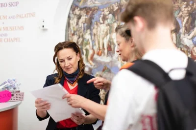 Reserva un tour guiado por los museos vaticanos y la capilla sixtina en roma. evita las filas, disfruta los frescos de miguel Ángel y explora con un guía local autorizado.