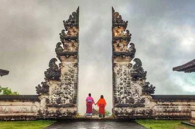 Descubre las vistas icónicas de bali en lempuyang, el jardín de agua tirta gangga y las terrazas de arroz de tegalalang en un tour privado con almuerzo, cata de café y recogida en hotel.