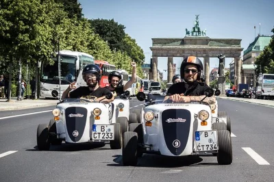 Erlebe berlin hautnah auf deiner eigenen mini hotrod tour vorbei an east side gallery, brandenburger tor und potsdamer platz – inklusive guide und versicherung.