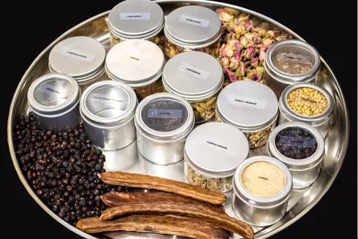 Descubre la única destilería de gibraltar con una cata práctica de gin, historias de guías locales y un paseo por main street. incluye seis degustaciones únicas.
