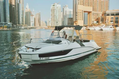 Découvrez dubai depuis un mini-yacht privé, nagez près de palm jumeirah et admirez atlantis & burj al arab depuis l'eau. boissons, wi-fi et prise en charge flexible inclus.