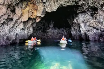Kayak en Praia da Ingrina: Cuevas moradas y formaciones rocosas