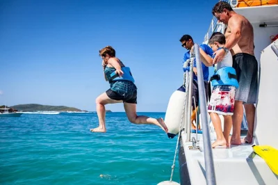 Disfruta un paseo en catamarán desde fajardo a las playas de culebra, haz snorkel en arrecifes llenos de color y relájate con un almuerzo tipo deli—incluye equipo y bebidas a bordo.