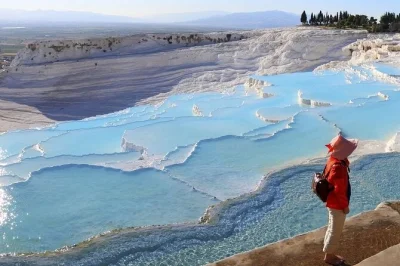 Erlebe pamukkale und die antike stadt hierapolis bei einem tagesausflug ab antalya: thermalquellen, spannende ruinen, mittagessen und lokaler guide inklusive abholung.