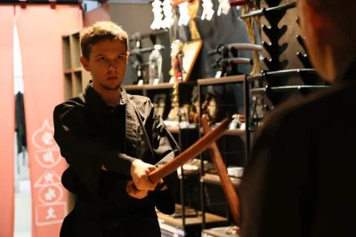 Découvrez l’univers des arts martiaux à tokyo : entraînez-vous avec un vrai maître japonais, testez les armes ninja, les sabres samouraïs et la méditation. costumes et cours en anglais inclus.