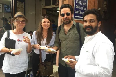 Déjate llevar por la ciudad vieja de jaipur: prueba dulces legendarios, toma chai con locales y recorre bazares con un guía foodie. incluye degustaciones, postre y recogida.