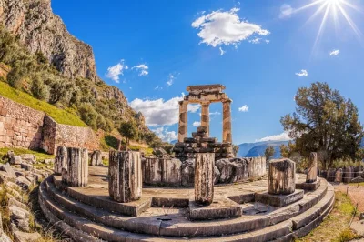 Descubra delphi antiga com tour em áudio vr, entrada no museu e passeio pela vila nas montanhas — inclui transporte ida e volta de atenas.