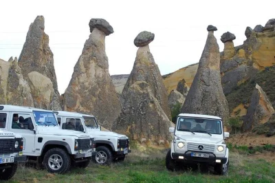Sinta a emoção dos vales de cappadocia em um safari de jeep de meio dia, com paradas no vale dos pombos, igrejas nas cavernas e mirantes incríveis. inclui almoço e transfer.