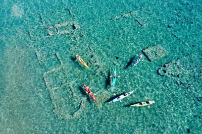 Erlebe sea-kajak von epidavros zur antiken versunkenen stadt griechenlands, schnorchle zwischen ruinen und genieße ein hausgemachtes essen an einer ruhigen bucht. inkl. guide & ausrüstung.