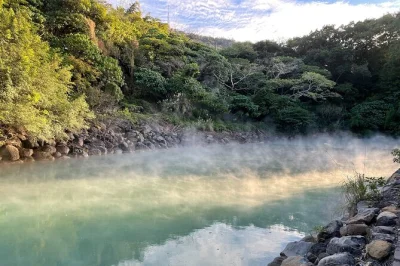 Erlebe die dampfenden quellen von yangmingshan, schlendere durch beitous heiße quellen und entspanne deine füße nach einer wanderung – inklusive abholung und lokalem guide für eine stressfreie t