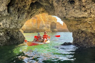 Scopri le grotte e le spiagge nascoste di albufeira in kayak, con guida locale, attrezzatura di sicurezza e una pausa su una spiaggia deserta tutta da godere.