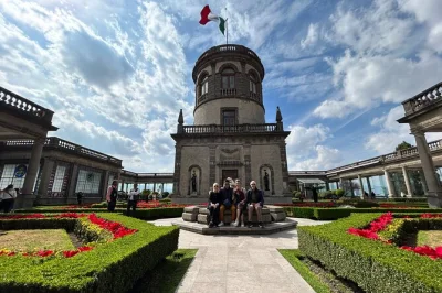 Erlebe die geschichten im schloss chapultepec, schlendere durch den chapultepec park und genieße den blick über mexico city. private führung und eintritt inklusive für einen entspannten tag.