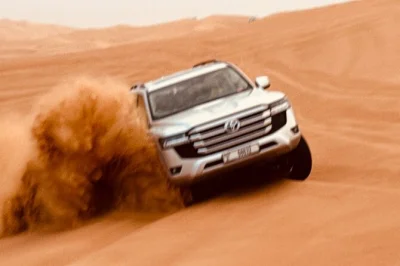Erlebe dubais wüste hautnah mit aufregendem dune bashing, kamelreiten, falkenfotos, sandboarding und einem exklusiven beduinen-bbq. inklusive hoteltransfer.