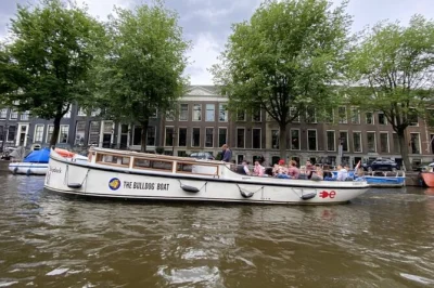 Découvrez amsterdam depuis ses célèbres canaux à bord d’une croisière bulldog conviviale, avec deux boissons incluses, une ambiance locale et une vue imprenable. réservez facilement votre plac