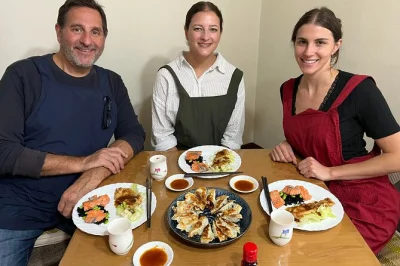 Découvrez la cuisine locale de tokyo avec emi, préparez des plats japonais traditionnels, dégustez sake et thé, et repartez avec les recettes. ingrédients fournis, point de rendez-vous proche de 