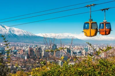 Descubra santiago do alto com o funicular do cerro san cristóbal, caminhe pelas ruas coloridas do bellavista e deslize de teleférico com guia local — inclui acesso sem fila e degustação de mote 