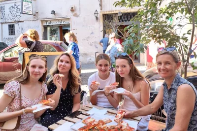 Découvrez trastevere à rome avec un guide local, dégustez pizzas, pâtisseries et fromages, accompagnés d’un verre de vin ou de bière, le tout ponctué d’anecdotes authentiques.