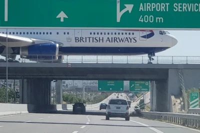 Llega a atenas con un transfer privado en mercedes, conoce a tu conductor local, recibe consejos auténticos y relájate mientras te llevan directo a tu hotel o airbnb.