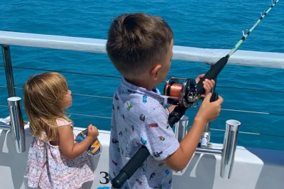 Sinta a brisa do mar enquanto pesca nos recifes de key west a bordo de um catamarã estável de 64', com ajuda da equipe, petiscos, bebidas e limpeza do peixe incluídos. garanta sua vaga hoje.