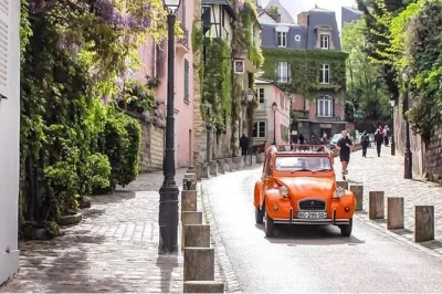 Découvrez paris en citroën 2cv vintage avec un guide local, explorez montmartre, le marais et le quartier latin. chauffeur privé et arrêts flexibles inclus.