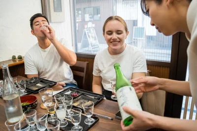Kyoto, fushimi & sake: probiere 7 sorten mit lokalem sommelier, kombiniere sie mit japanischen snacks und lerne sake-menüs zu verstehen. private verkostung inklusive.