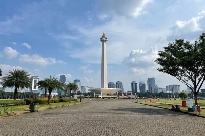 Curious about jakarta? visit monas, sunda kelapa old port, and historic batavia on a private half-day tour with hotel pickup and a friendly local guide.