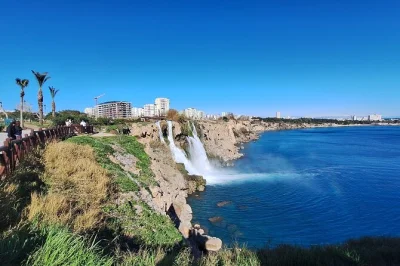 Entdecke antalyas altstadt, spüre den sprühnebel der düden-wasserfälle, stöbere in lokalen läden und genieße eine küsten-bootstour – inklusive mittagessen und hoteltransfer.