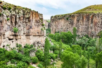 Descubra a magia tranquila dos vales da cappadocia, explore as trilhas verdes do vale de ihlara, visite a cidade subterrânea de kaymakli e aproveite um almoço em uma vila local — com transporte in
