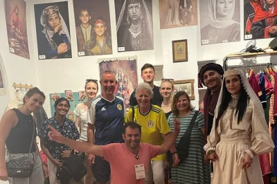 Beginne deinen tag in jerewan mit einem stadtspaziergang, armenischen spezialitäten und spannenden geschichten im khachkars park. inklusive ortskundigem guide, kaffee oder tee und traditionellen vors