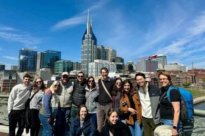 Erlebe nashvilles musikgeschichte bei einem geführten stadtrundgang mit lokalen musikern. entdecke das ryman auditorium, broadway und echte geheimtipps – inklusive wasser.