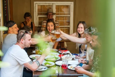 Descubre la ciudad vieja de praga con comida local, cerveza checa y relatos únicos. pasea por callejones secretos, visita el reloj astronómico y disfruta de auténticos sabores. incluye comida y beb