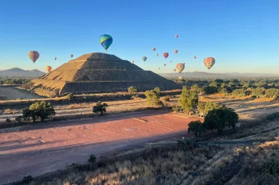 Disfruta el amanecer sobre las pirámides de teotihuacán en globo aerostático y comparte un desayuno en una cueva con guía local. incluye traslado y recorrido guiado.
