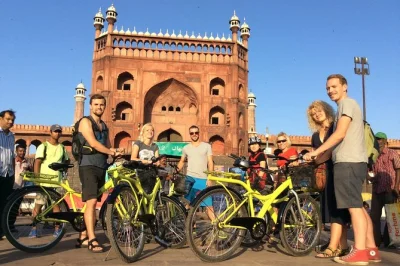 Découvrez old delhi à vélo avec un guide local. traversez jama masjid, le fort rouge, chandni chowk et le plus grand marché aux épices d’asie—petit-déjeuner inclus.