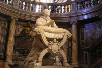 Explore as basílicas do vaticano em roma, veja as portas santas abertas para o jubileu e ouça histórias com guia local. transfers e grupo pequeno para mais conforto.