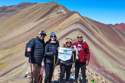 Desde cusco, vive un trekking guiado a la montaña de colores con desayuno en un pueblo andino y almuerzo tras la caminata. incluye recogida en hotel y guía experto.